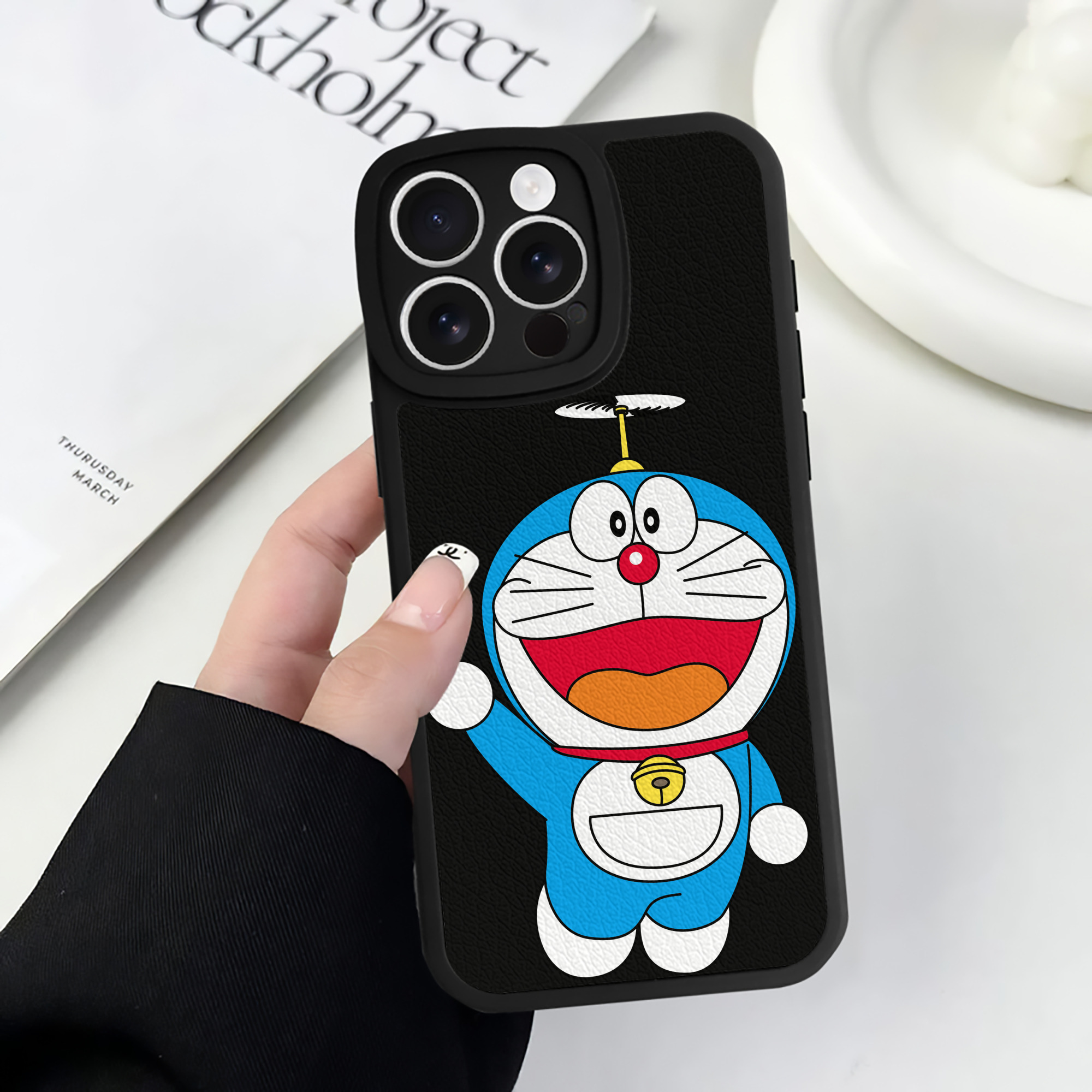 （画像用） ドラえもん Doraemon 【iPhone 16シリーズ対応】シリコンスマホケース（レザー調） 材質：シリコン